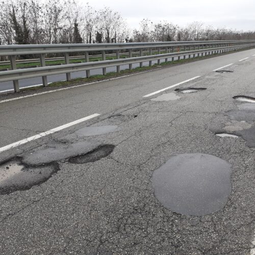 Tangenziale e altre strade del territorio martoriate: “Buche grandi e profonde, molte riaperte dalla pioggia”