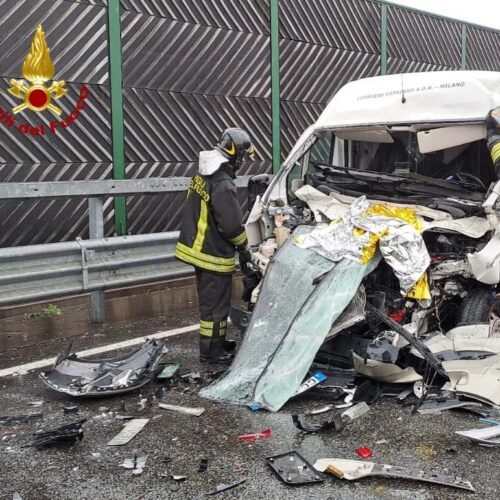 Scontro tra due Tir e un furgone sull’A4: un ferito, vigili del fuoco in azione