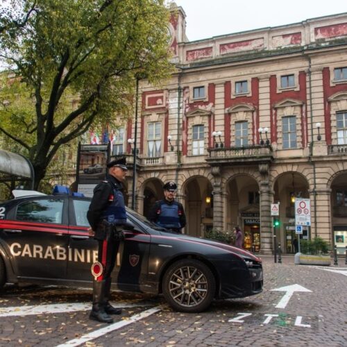 Distrugge colonnine telefoniche e, ubriaco, tenta di scappare in auto