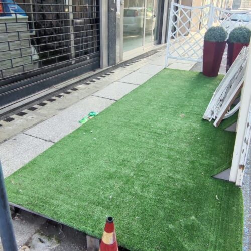 Dehor in via Faà di Bruno davanti a bar chiuso. I titolari: “Stiamo per riaprire. Mai contattati per rimuoverlo”