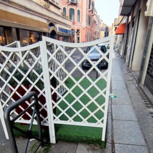 In via Faà di Bruno dehor davanti a un bar chiuso da tempo. Cittadino sollecita la rimozione: “Aumenta la sporcizia e riduce i parcheggi”