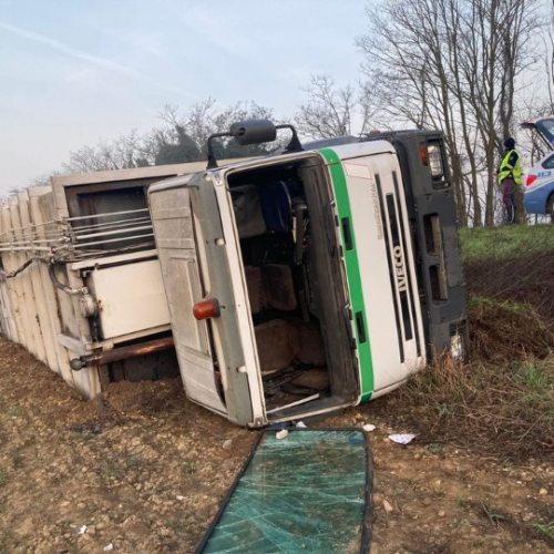 Camion fuori strada a Torre Garofoli tra Alessandria e Tortona