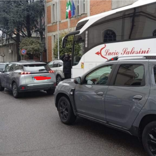 Voghera: il serpentone di auto in Via Foscolo, un ingorgo quotidiano davanti al Galilei