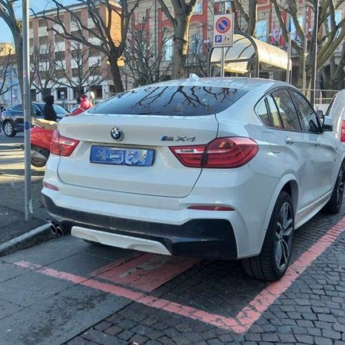 Parcheggio vietato su uno stallo rosa per future mamme, la segnalazione di un’alessandrina: “Che rabbia”