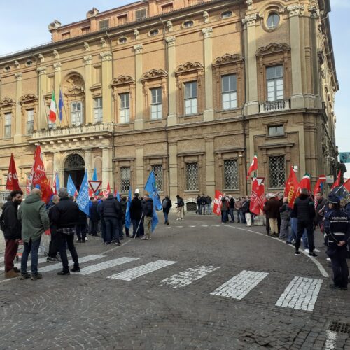 Sicurezza sul lavoro, il presidio di Cgil e Uil: “In provincia sei ispettori, dovrebbero essere il doppio”