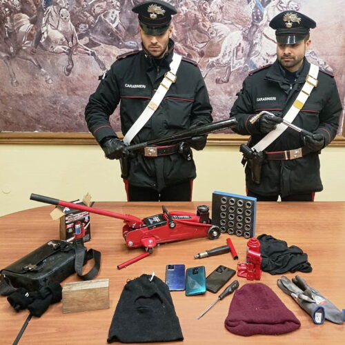 Tentato furto pneumatici: Carabinieri arrestano un giovane e un minorenne