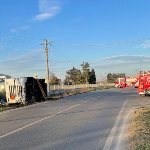 Autocisterna ribaltata a Castelceriolo. Tratto della Sp82 ancora chiuso. Operazioni di travaso fino a domani
