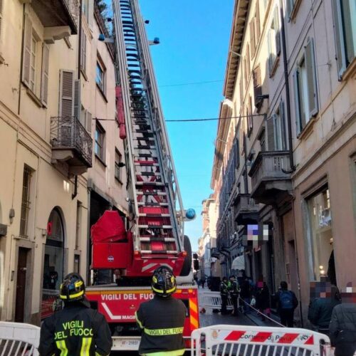 Intonaco pericolante in piazza Vittoria a Pavia. Intervengono Vigili del Fuoco e Polizia Locale