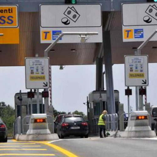Rimozione autocisterna ribaltata: lavori nella notte e tratto chiuso verso Milano