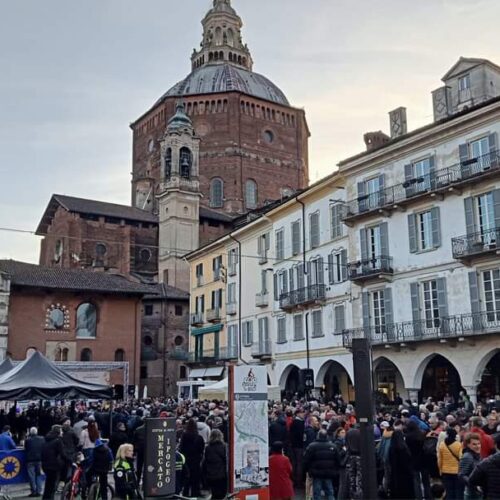 Piazza della Vittoria gremita per la presentazione delle squadre della 115^ Milano-Sanremo