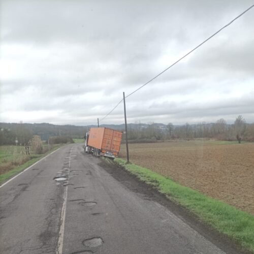 Frontale in via Casalbagliano ad Alessandria. A Bergamasco tir fuoristrada