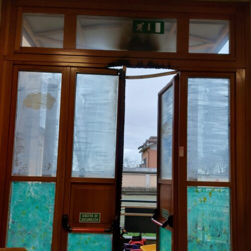 Scuola di Mandrogne: anche ieri un altro atto vandalico. “Servono le telecamere prima possibile”