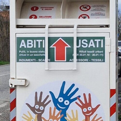Nuovi contenitori per abiti usati a Valenza e più fototrappole per scoraggiare gli incivili