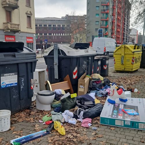 Un water, mobili e secchi di vernice: c’è chi scambia le vie per discariche