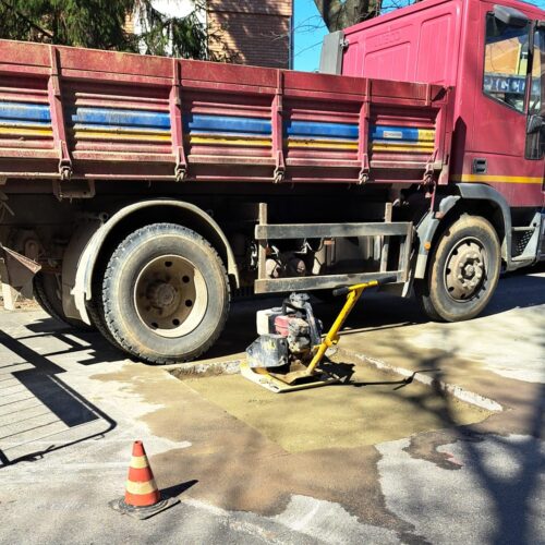 Operai al lavoro per sistemare la buca in via Di Vittorio