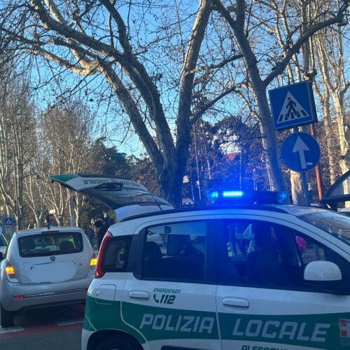 Cittadino su monopattino investito davanti alla stazione di Alessandria: traffico congestionato
