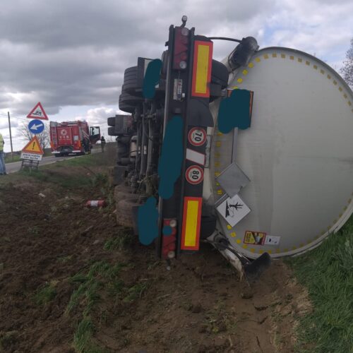 Autocisterna si ribalta lungo la strada per Oviglio: strada chiusa