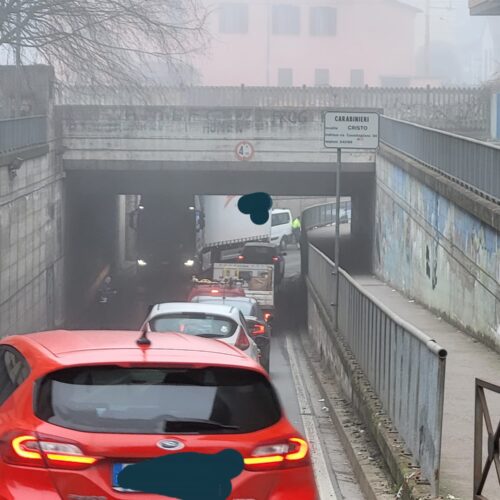Camion incastrato nel sottopasso in via Maggioli