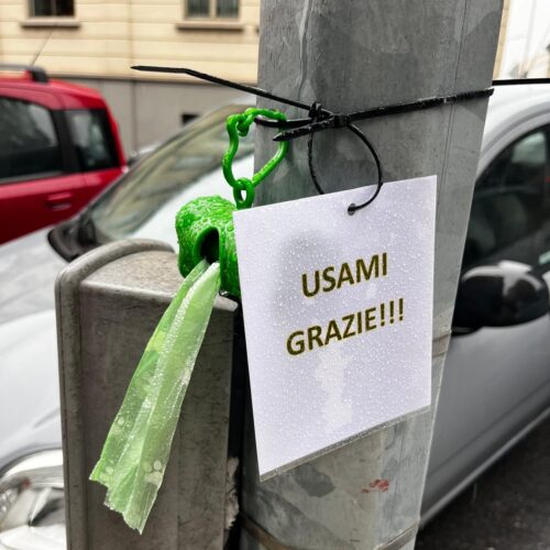 Il gesto gentile e costruttivo: sacchetti per le deiezioni appesi lungo la via