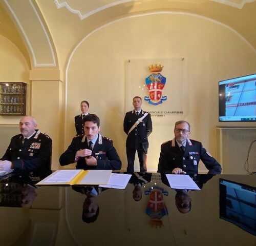 Per la seconda volta non cade del tranello dei truffatori e grazie all’anziana in 2 finiscono in manette