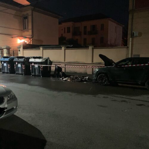Cassonetti a fuoco nella notte, danneggiata anche un’auto