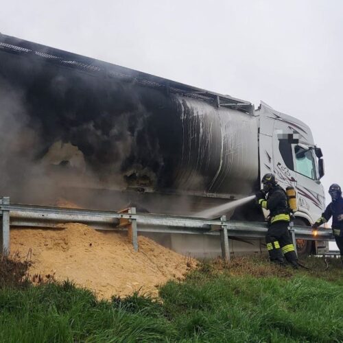 Tir a fuoco sulla A21: traffico rallentato per rimozione del mezzo
