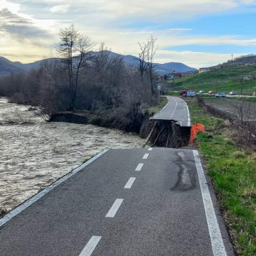 Frana sulla Greenway Voghera-Varzi: esonda lo Staffora, cede l’asfalto