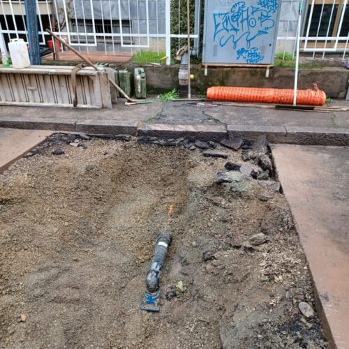 Riparata la perdita lungo la rete gas in via Montello. Tecnici al lavoro per chiudere lo scavo