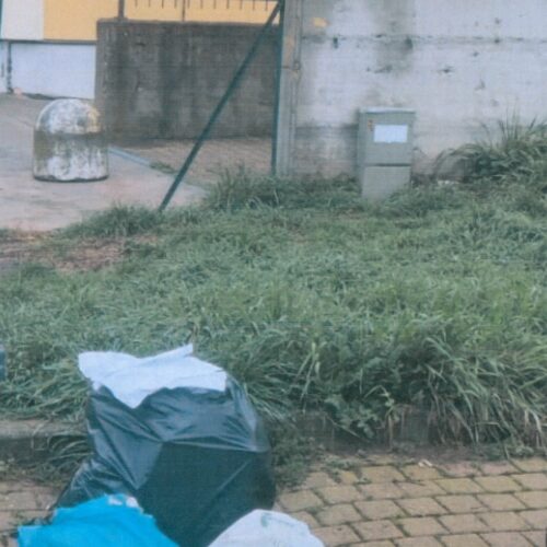 Abbandona la spazzatura su un marciapiede a Serravalle. Individuato e sanzionato