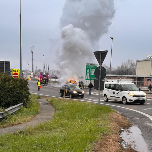 Auto in fiamme all’ingresso del casello Alessandria Ovest