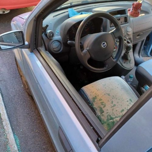 Frantumati i finestrini di due auto lungo le strade della Pista Vecchia
