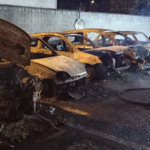 Paura a Vimodrone: incendio distrugge cinque auto in un autosalone