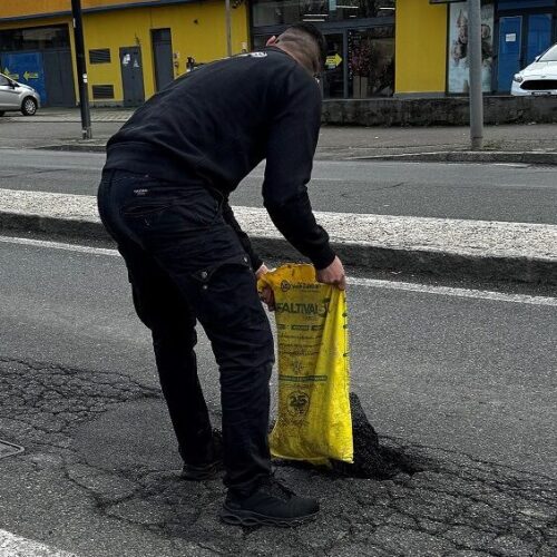 Buche sulle strade: ad Alessandria ci si arrangia con il fai da te. Ci pensa un gommista