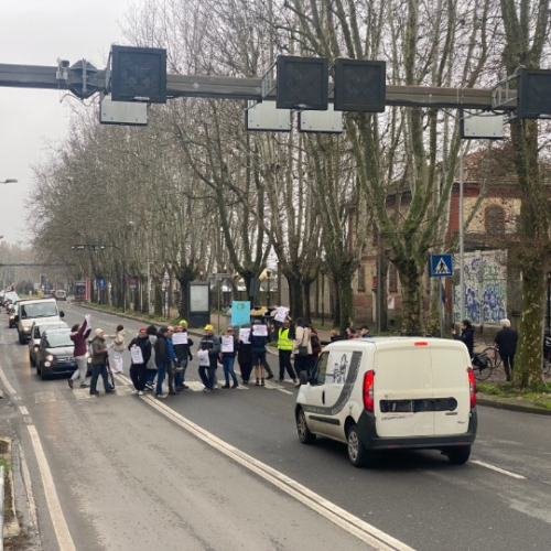 Ad Alessandria flash mob contro il nuovo “codice della strage” sulle strisce pedonali vicino al ponte Tiziano