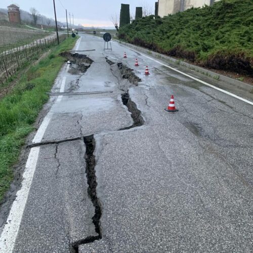 Alberi caduti, frane e allagamenti: il maltempo lascia ancora il segno