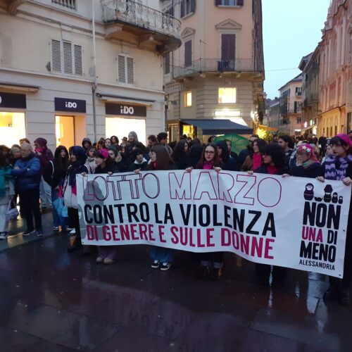 8 marzo, ad Alessandria il corteo di Non Una di Meno contro la violenza sulle donne: “La pioggia non ci ferma”