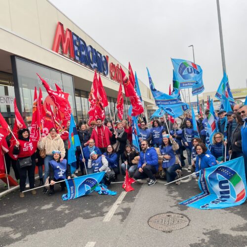 Ad Alessandria il presidio dei sindacati contro il mancato rinnovo del contratto dei lavoratori dei supermercati