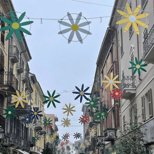 Fiori tra le vie e lo sbarazzo: ad Alessandria sboccia la primavera dello shopping