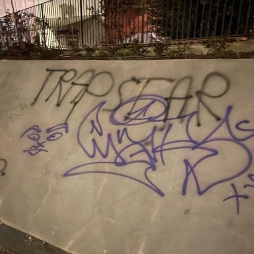 Scritte oscene e degrado in piazza S. Maria di Castello, le segnalazioni: “Situazione drammatica”