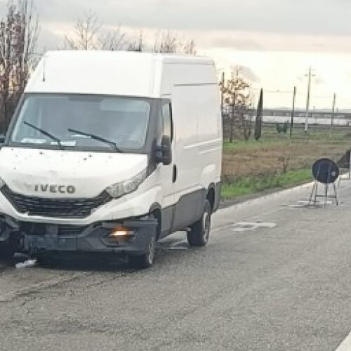 Scontro tra auto e furgone lungo la statale all’altezza di Pozzolo