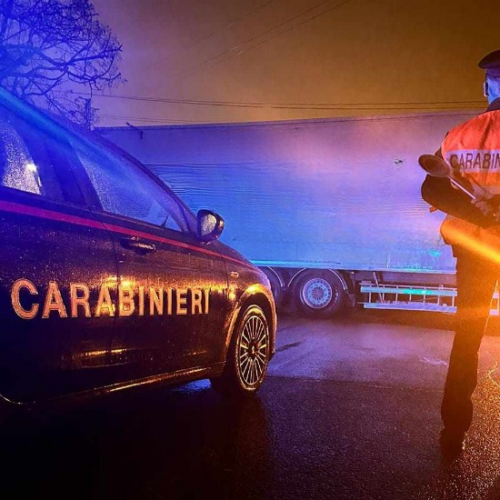 Tir tenta una inversione di marcia a Pozzolo ma resta bloccato nel campo: strada riaperta dopo alcune ore