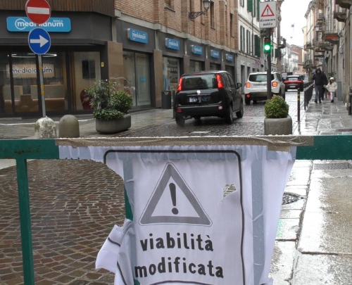 Via S. Giacomo, sì dei commercianti alle auto: “Strada di passaggio, non di passeggio”. Ma c’è chi dice no