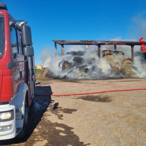 Incendio a Bargano di Villanova Sillaro: in fiamme un centinaio di rotoballe