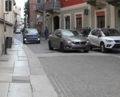 “Più clienti ma tanti ancora non lo sanno”: commercianti di via S. Giacomo un mese dopo il ritorno delle auto