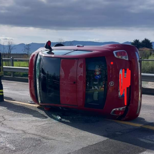 Auto ribaltata sul ponte di Via Piacenza a Voghera: traffico in tilt