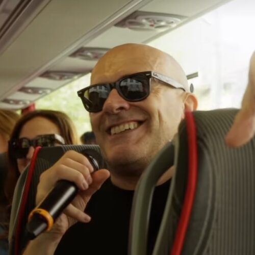 A Pavia un viaggio in pullman con Max Pezzali per presentare la sua ultima hit “Discoteche abbandonate”