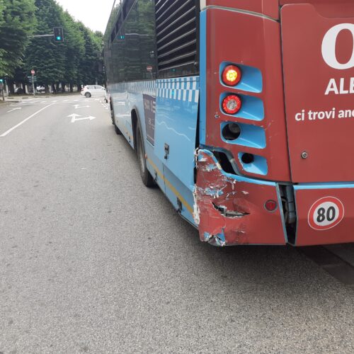 Carroattrezzi tampona pullman mentre i passeggeri stavano scendendo