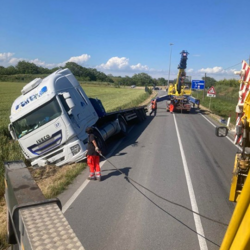 Camion finisce fuori strada a Pozzolo. Riaperto il tratto della ex statale 211