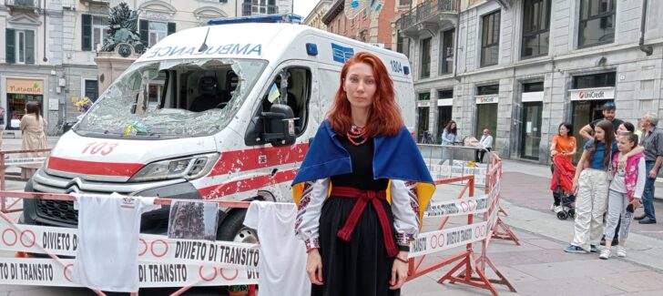 I segni della guerra. In piazzetta della Lega l’ambulanza crivellata di colpi in Ucraina
