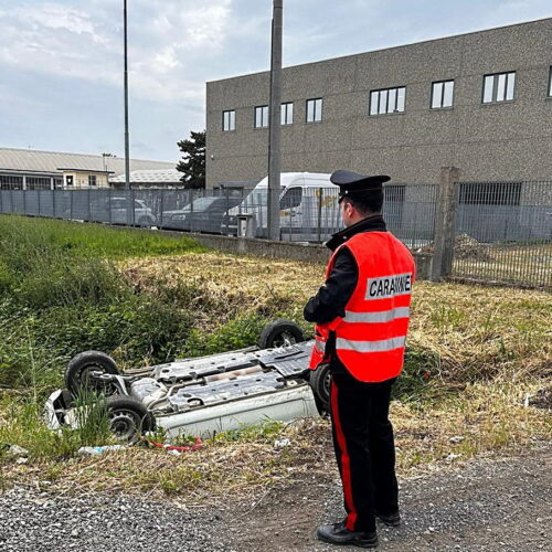 Incidente a Carbonara Scrivia: auto si ribalta nel fossato